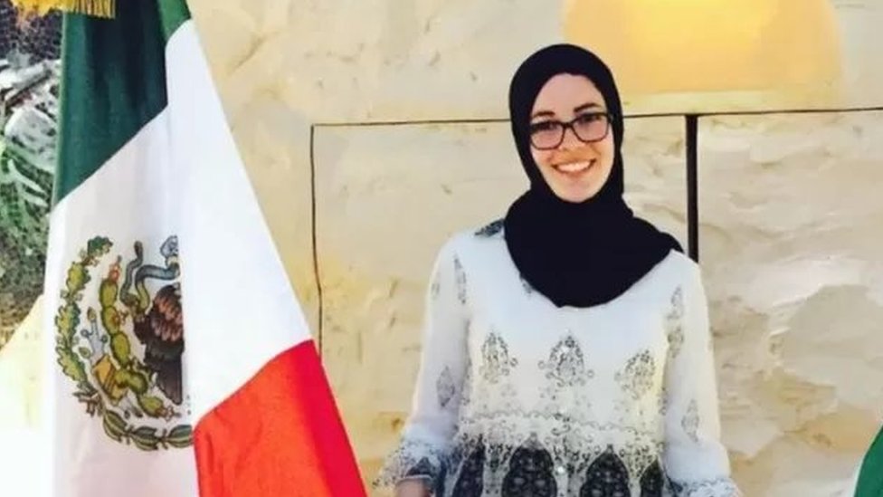 Nudistlar sohilida erektsiya qildim