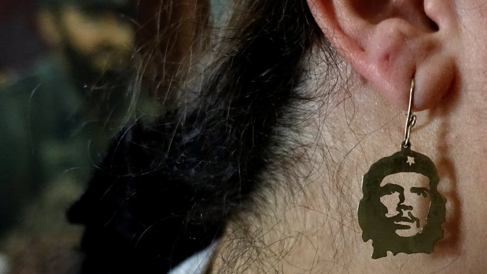 玻利維亞人紀念格瓦拉，戴上了他的形像製成的耳環。