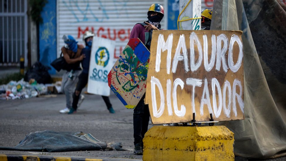 Manifestante con una pancarta que dice
