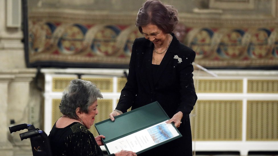 Claribel Alegría recibe el Premio Iberoamericano de Poesía de manos de la reina Sofía