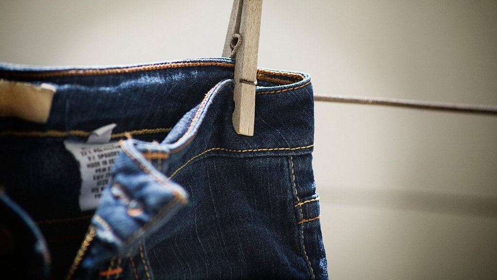 Los jeans estampados consiguen ser la tendencia más lúcida del