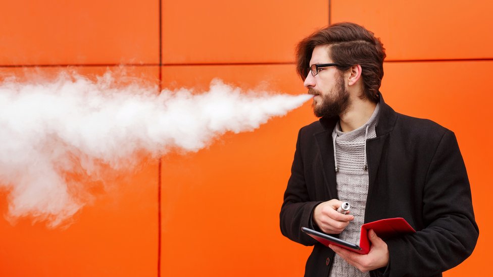 Nueva York prohibió la venta de cigarrillos electrónicos con sabores -  Infobae