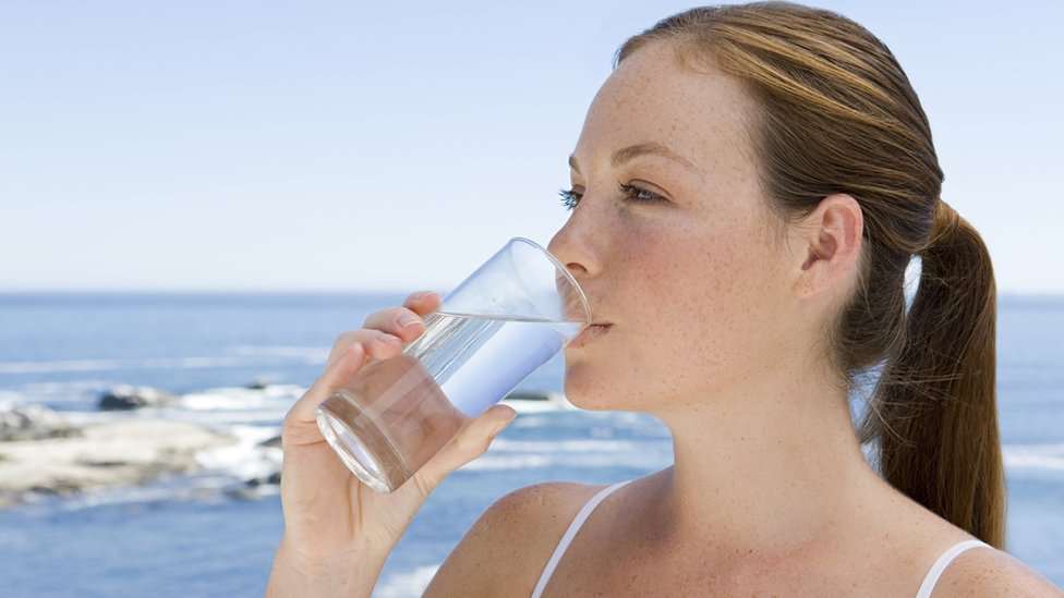 Agua de mar para beber: beneficios e inconvenientes