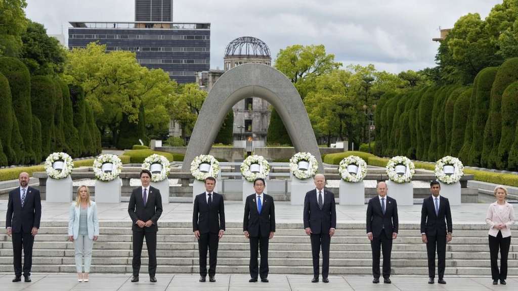 ゼレンスキー大統領、原爆死没者慰霊碑に献花 広島の復興にウクライナ