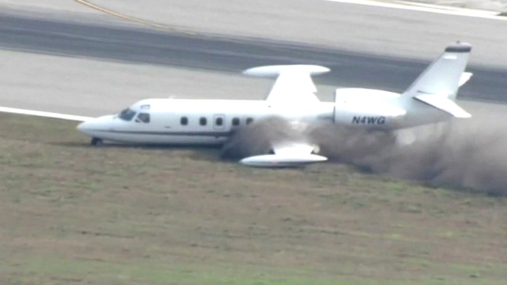 Plane lands without wheel in Florida