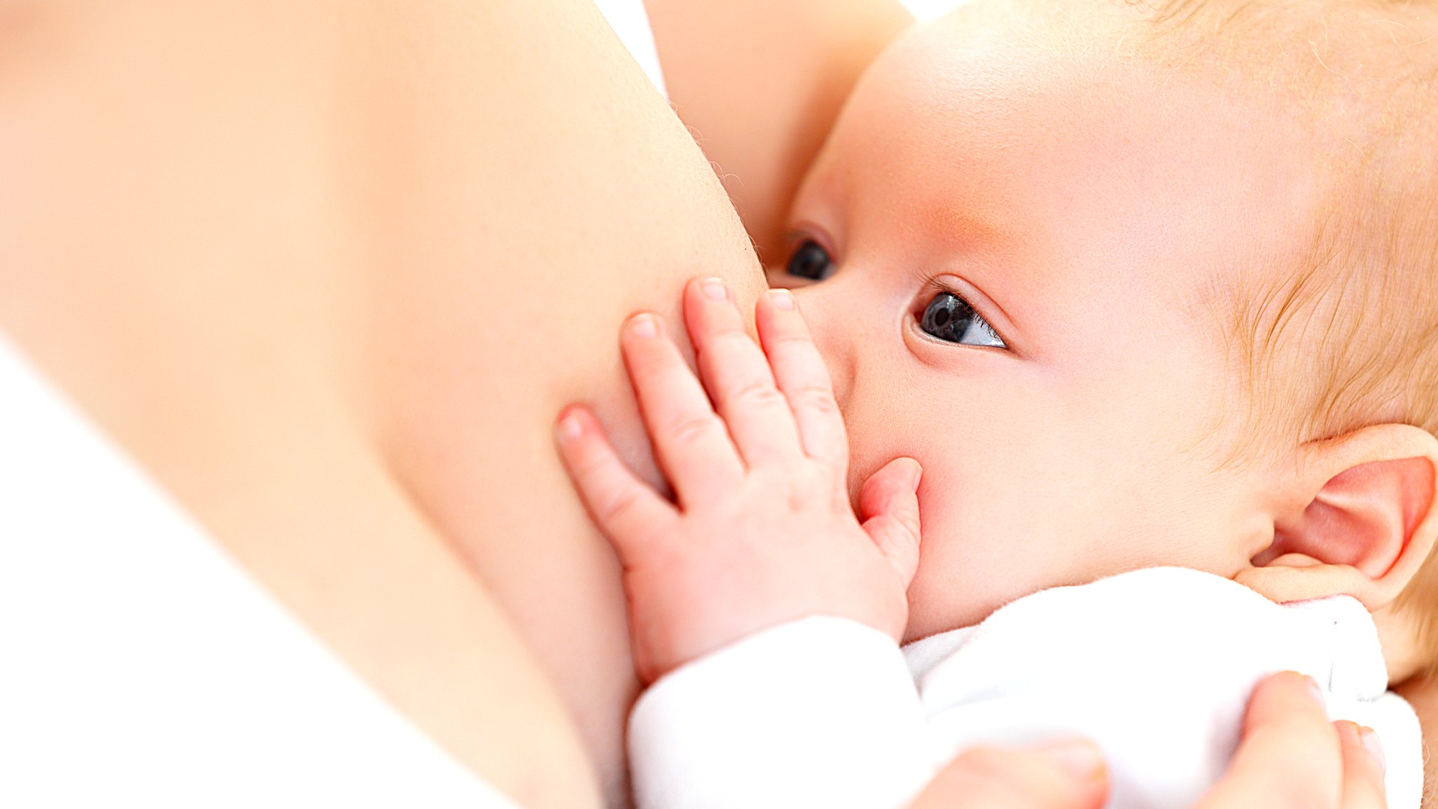 Трое из пяти младенцев не получают грудного молока в первый час жизни