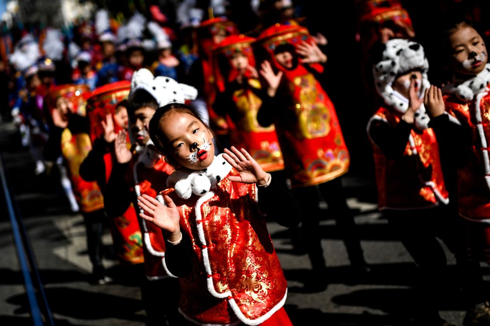 مشاركات في موكب بمناسبة إحياء السنة الصينية الجديدة تحت اسم عام الكلب في العاصمة البرتغالية لشبونة.