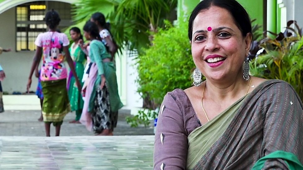 आदिवासी लड़कियों को भरतनाट्यम सिखा