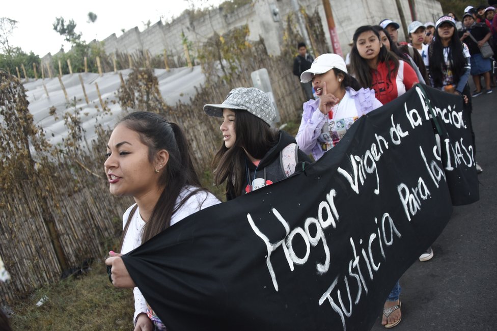 Varias niñas exigen justicia a un año de la tragedia del Hogar Seguro Virgen de la Asunción de Guatemala.