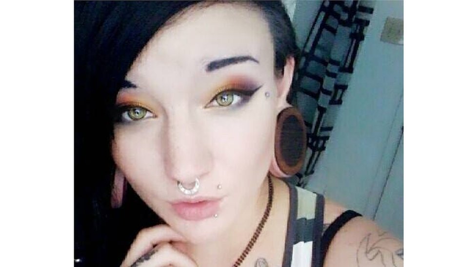 Uy qurib eshak yalash Elena Berkova ishtirokidagi fotosuratlar va videolar