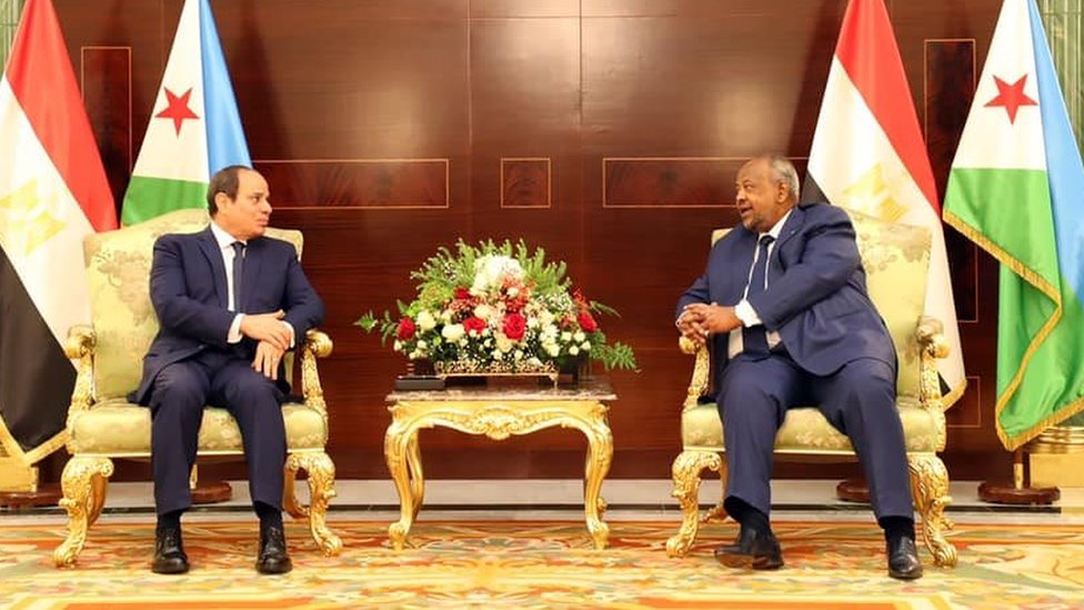 Porno videolarda Art modellari bilan tanishish Xotin intim suratga tushmoqda