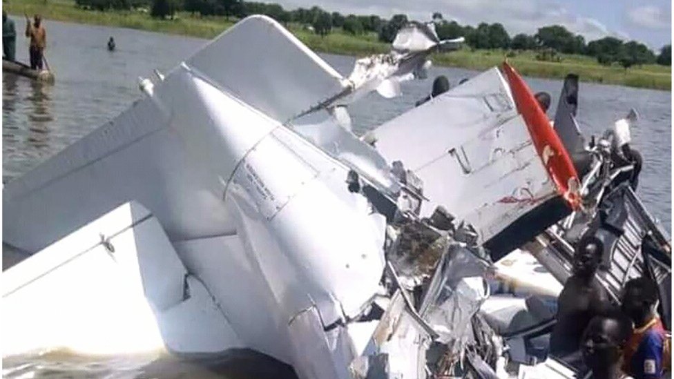 South Sudan: Plane crashes into Lake Yirol 'killing 19'