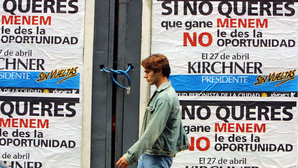 Kirchner fue elegido en 2003 como una alternativa a los gobiernos de los años 90, sobre todo el de Carlos Menem, manchado por la corrupción y una política económica con graves consecuencias.