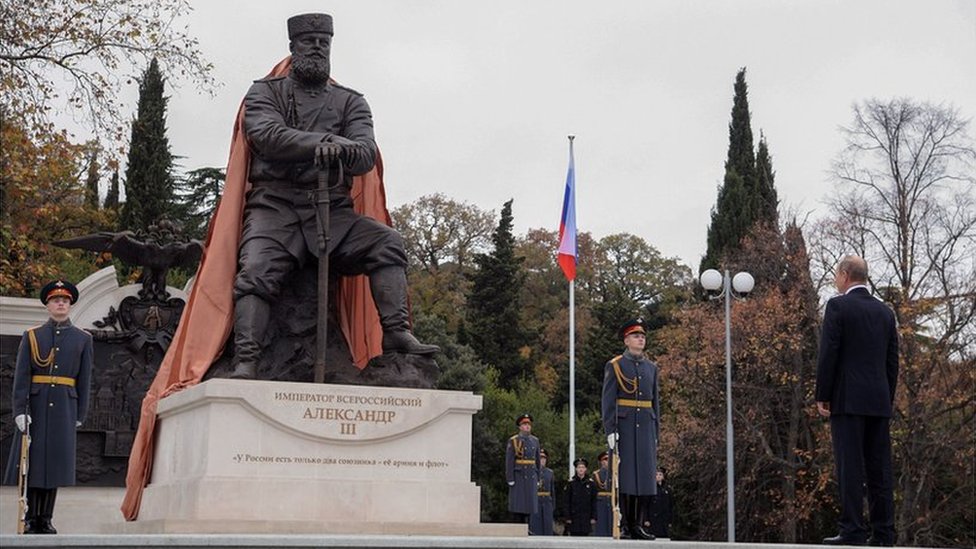 بوتين يكشف الستار عن تمثال للقيصر ألكسندر الثالث، والد القيصر الأخير نيكولاس الثاني، في القرم، في نوفمبر/تشرين الثاني 2017