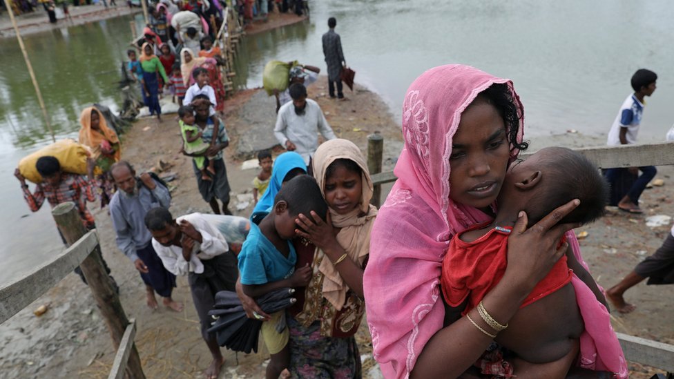 Rohingya huyendo con niños en brazos (crédito: Reuters)