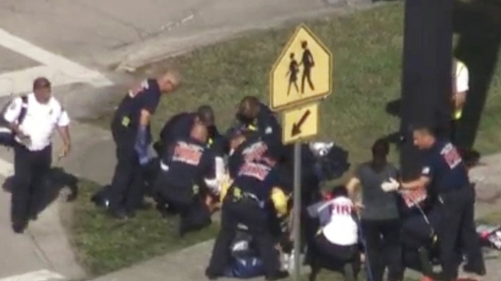 Brigadas de rescate asisten a víctimas tras el incidente.