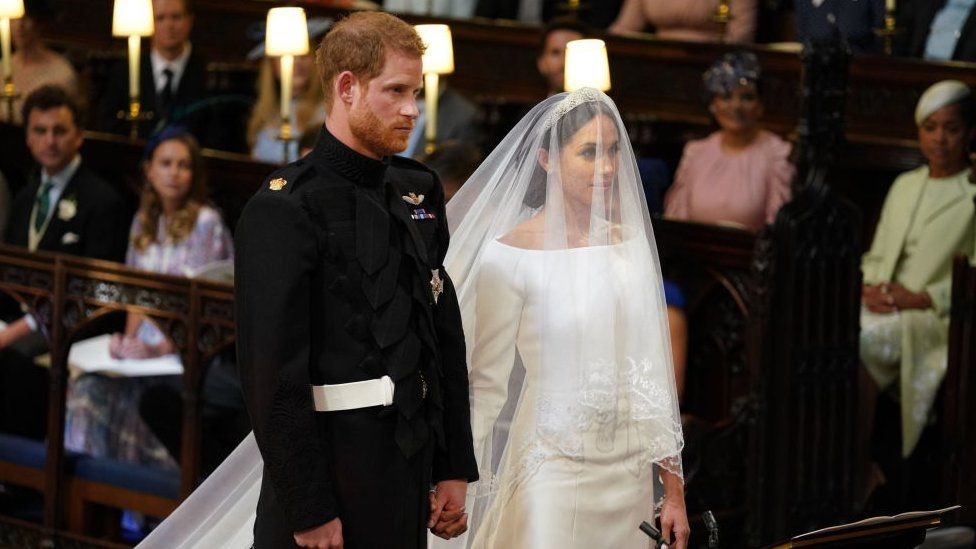 Pernikahan Harry dan Meghan Topi unik dan gaun cerah BBC