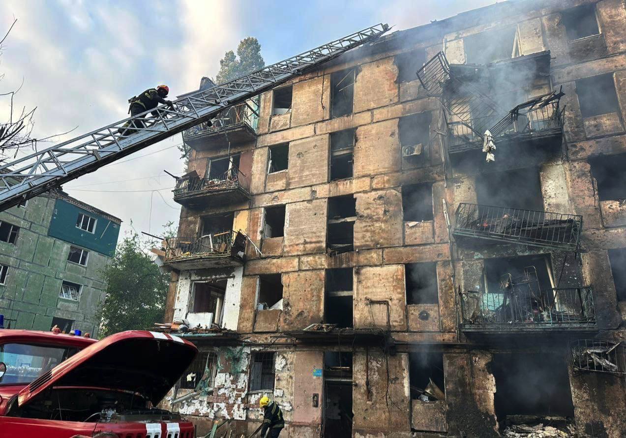 Олар өздерінің порно видеосын түсіріп жатыр Жетілген әйелдер мен қара еркектердің трахаетінің бейнелері