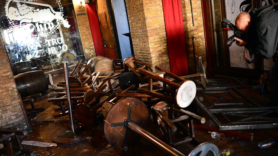 Bar destrozado por una pelea.