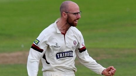 Leach leads Somerset to victory