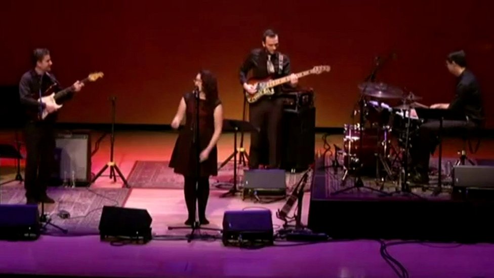 Mandy Harvey, en vivo con su banda.