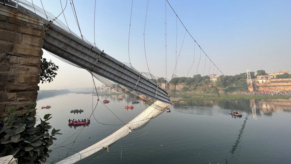 En fotos: el colapso de un puente India que dejó 135 muertos - News
