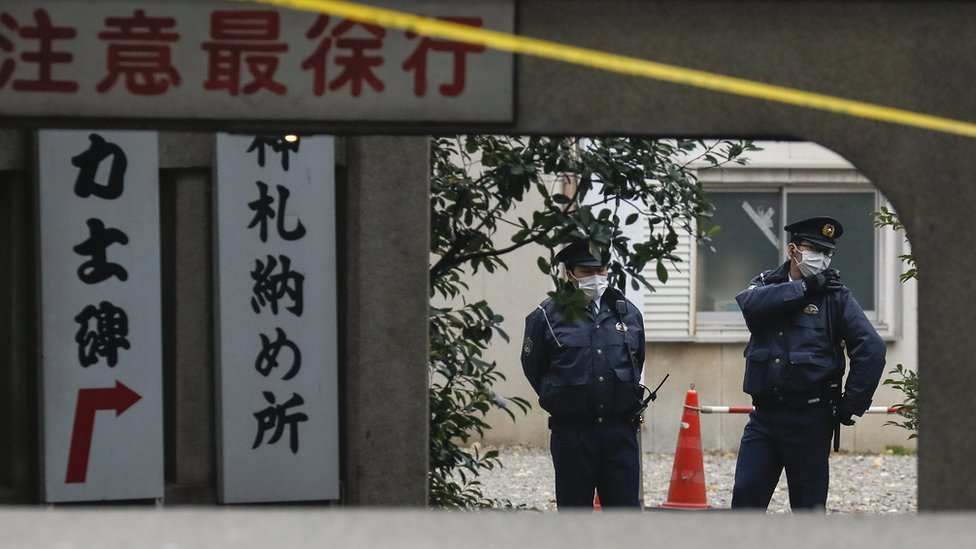 Dos policías en el templo Tomioka Hachimangu