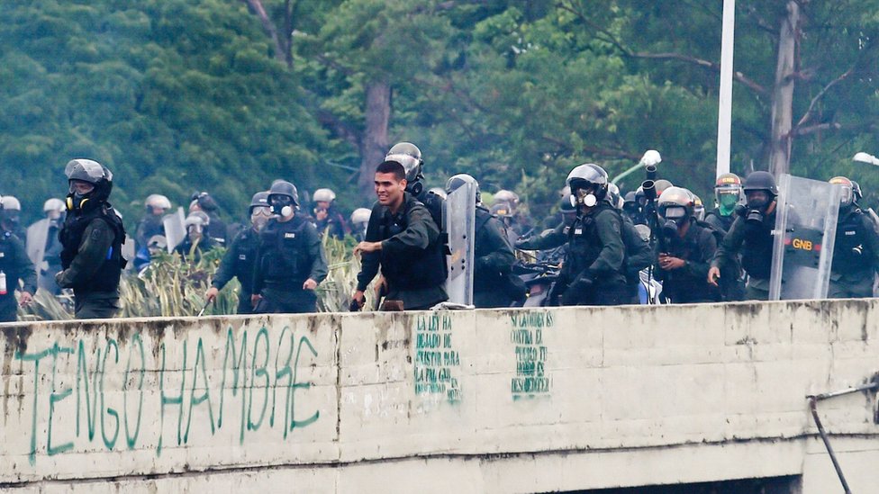 Las protestas en Venezuela ya llevan más de dos meses, desde que el 31 de marzo el Tribunal Supremo de Justicia (TSJ) emitiera dos sentencias en las que se atribuía poderes del Parlamento. Policías durante una protesta
