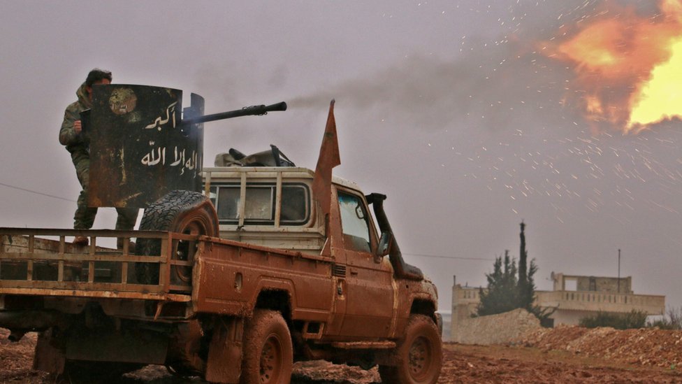 مقاتلو المعارضة السورية يطلقون النار صوب مواقع لتنظيم الدولة الاسلامية في مدينة الباب