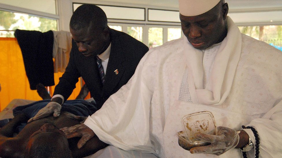 Yahya Jammeh memberikan ramuan herbal anti-HIV buatannya pada 2007