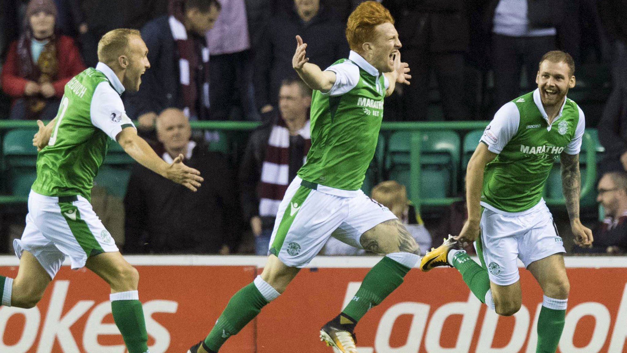 Murray gives Hibs victory over Hearts