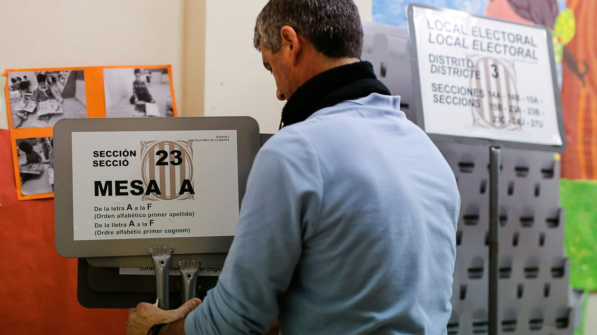 Catalonia election: Voters in bid to solve political crisis