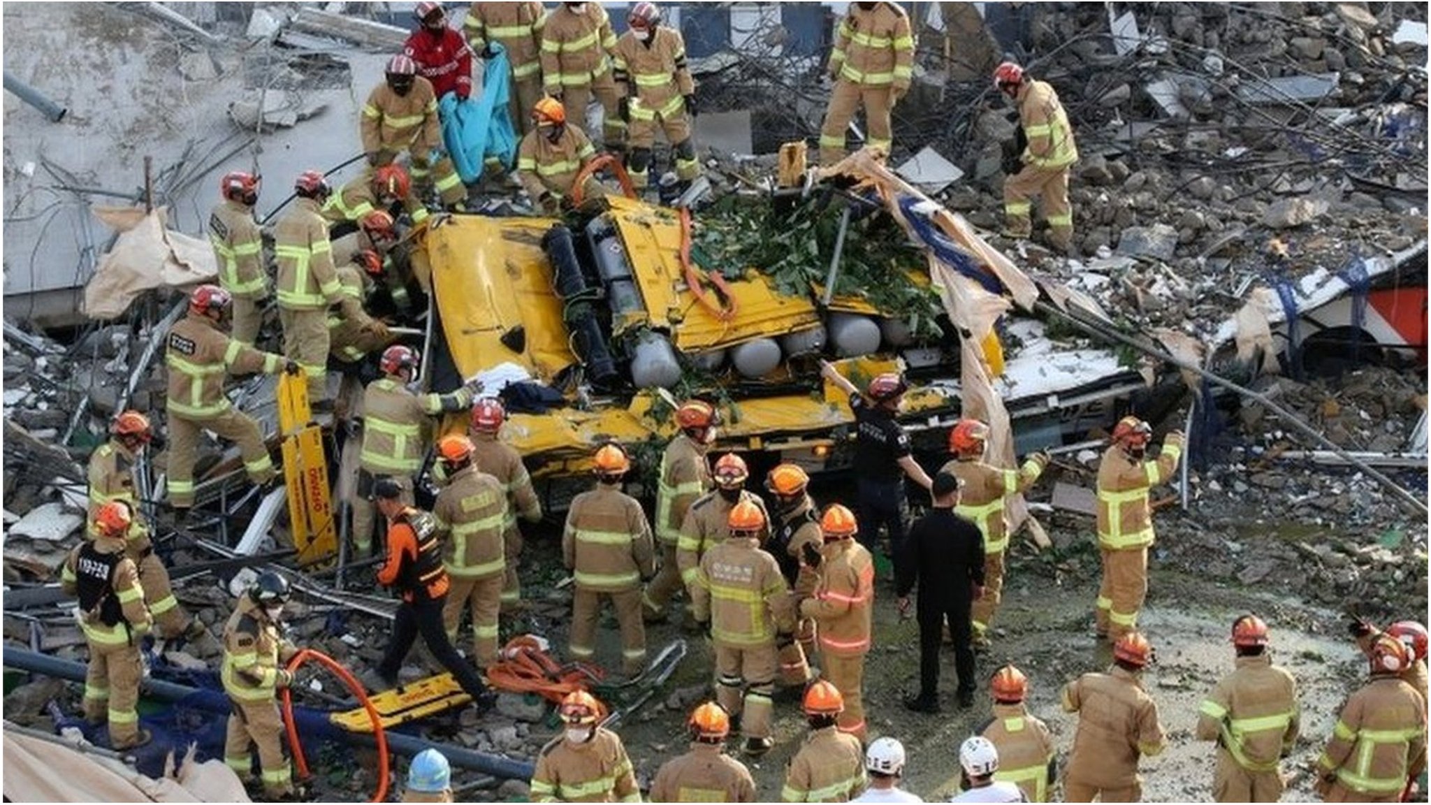 韓国・光州でビル崩壊、バスが下敷き 9人死亡 - BBCニュース