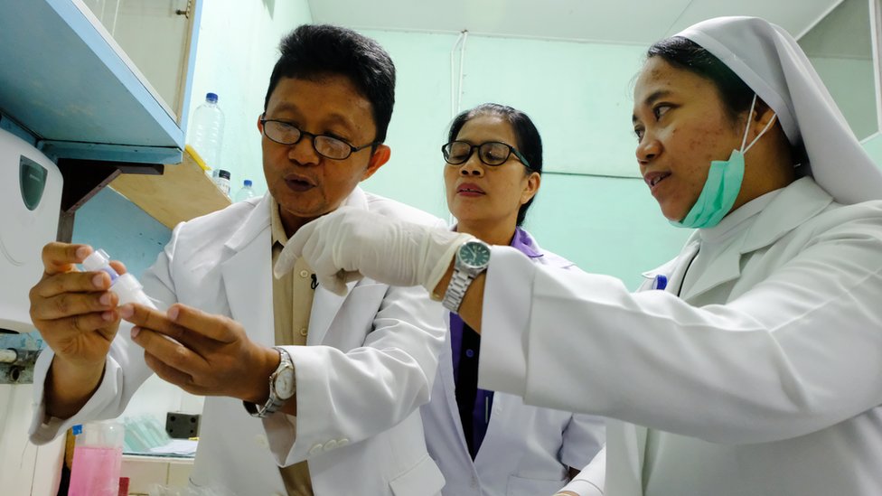 Josef Tuda dan petugas lab