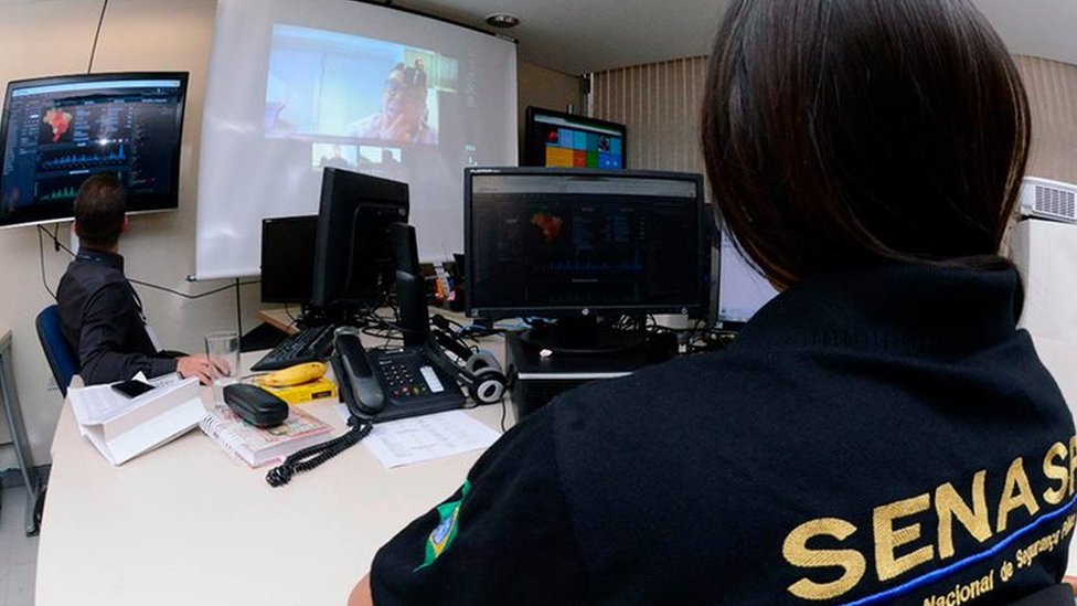 La policía en brasileña utilizó software especial, sumistrado por EE.UU., para conducir el operativo. (Foto: Ministerio da Justicia) La policía en Brasil observa una redada contra supuestos pedófilos en una pantalla (Foto: Ministerio da Justicia)