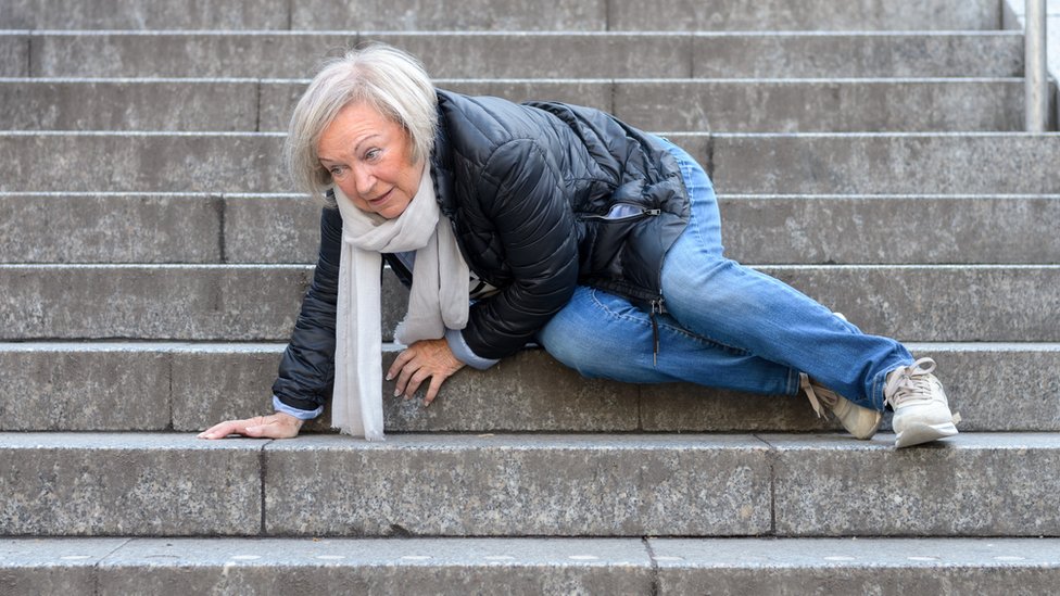 Anciana en el piso