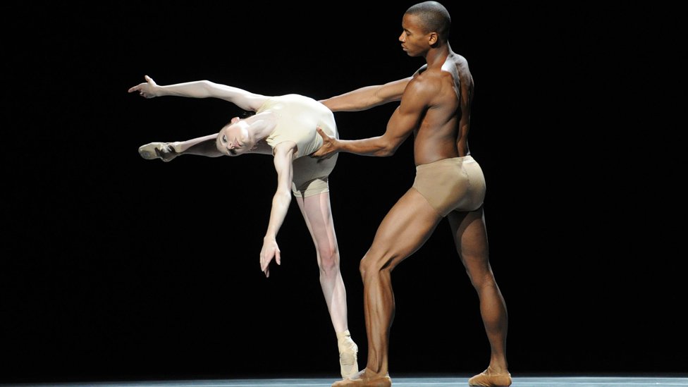 Хлопец трахает худую балерину возле балетного станка во время репетиции