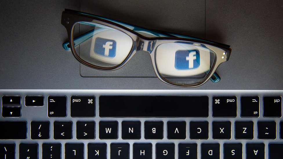 شعار فيسبوك ينعكس على عدسات نظارة طبية