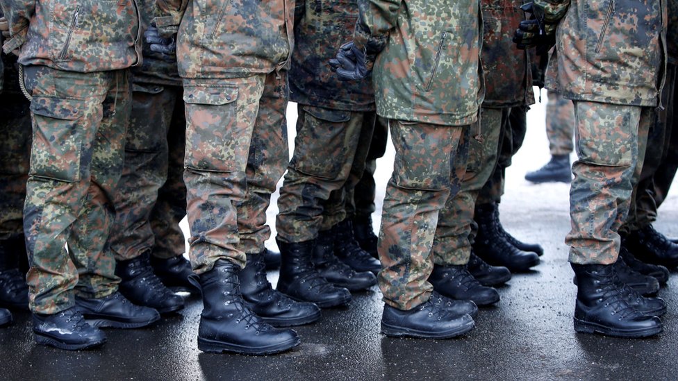 ドイツ軍兵舎2カ所でナチス関連物 全施設を検査へ - BBCニュース