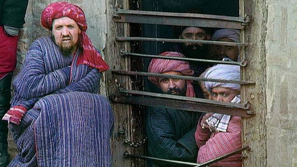 Rus porno filmlarini mano bilan tomosha qiling Tungi koylakdagi dumbalar