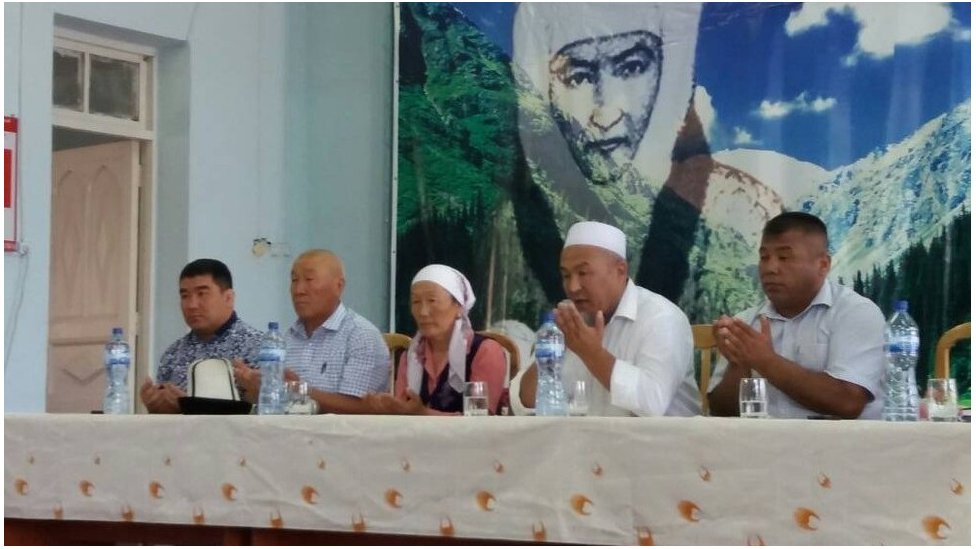 Yalangoch qizlar külotsiz fotosuratlar