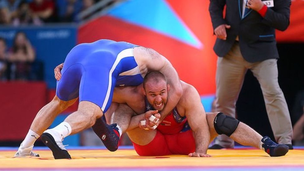 Katta nipellar chiqib turgan videoni tomosha qiling U oyogini lezbiyenning tizzasigacha eshagiga surdi.