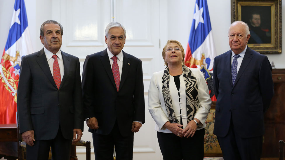 Los expresidentes Eduardo Frei, Michelle Bachelet y Ricardo Lagos, junto con el actual mandatario Sebastián Piñera.