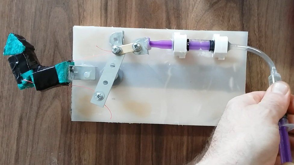 Esquema para un prototipo de brazo prostético diseñado por Ben Ryan para su hijo