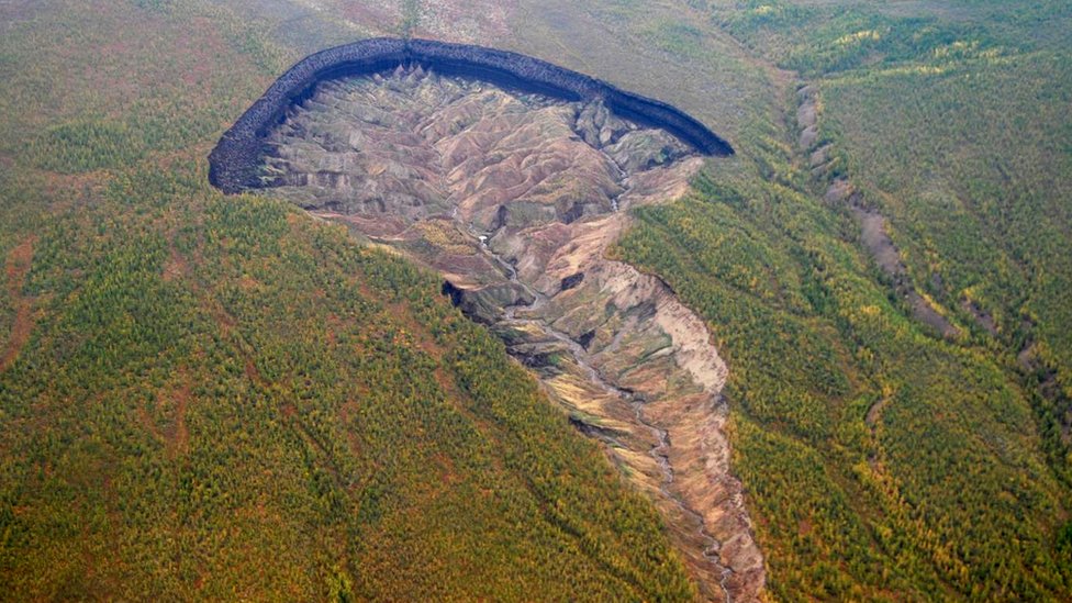 A gigantesca cratera de 50 metros de profundidade que intriga