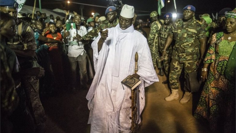 رئيس غامبيا بين انصاره وجنود