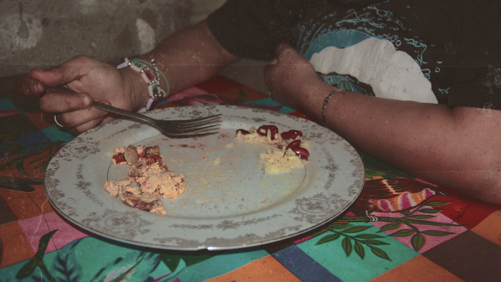 Abigail comiendo huevo, frijoles y arroz. (Foto: Leire Ventas / Arte: Kako Abraham)