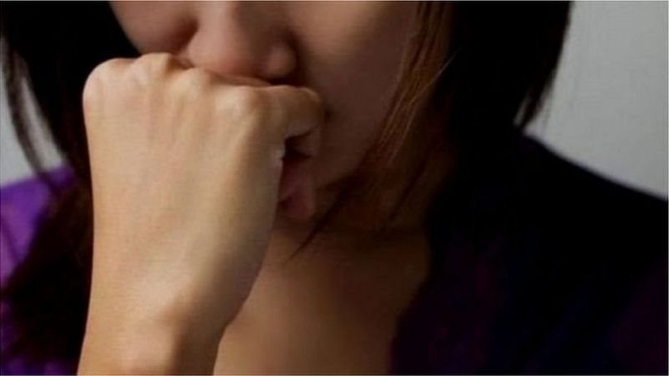 Dachada etuk yalangoch dumbalar Porno yulduzlar