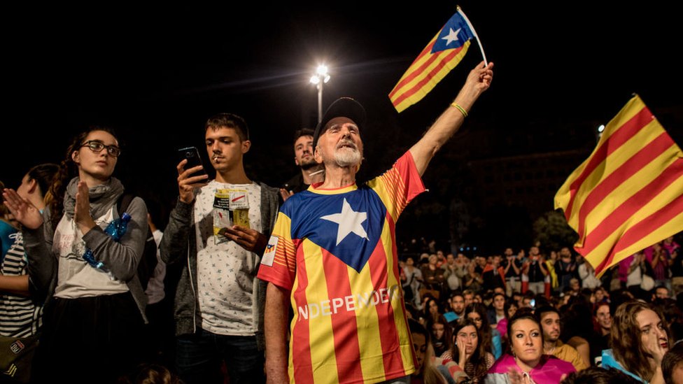 Un hombre festeja el resultado del referéndum en Cataluña.