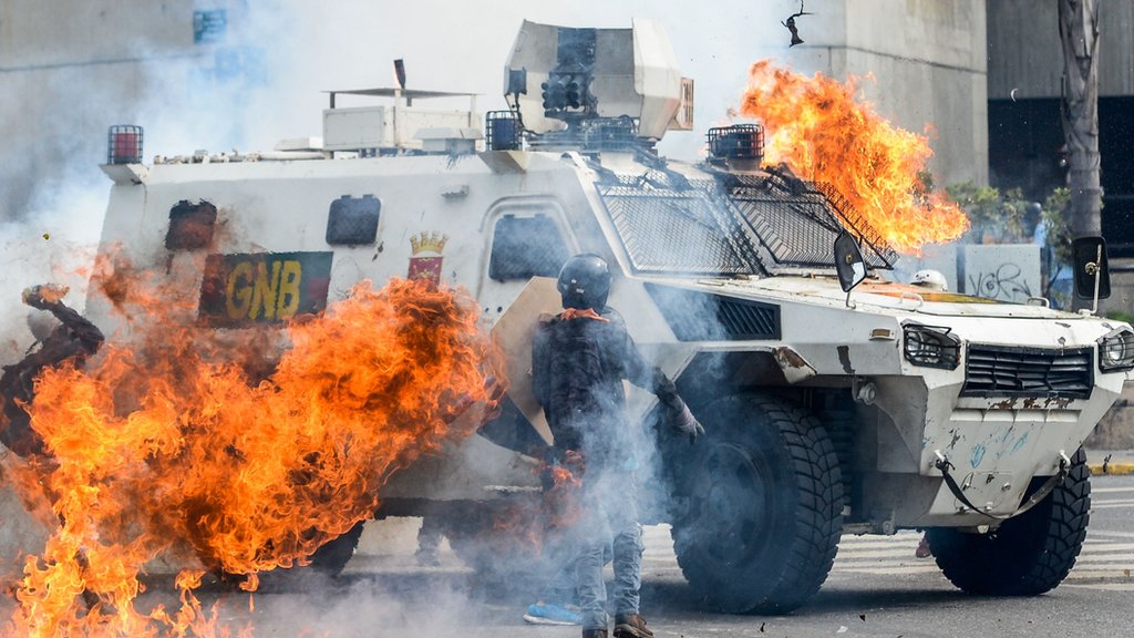 Venezuela: Armoured vehicle drives into protesters